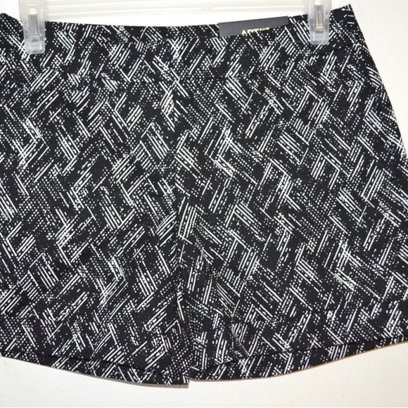 Apt 9 like new black and white shorts - Picture 1 of 4